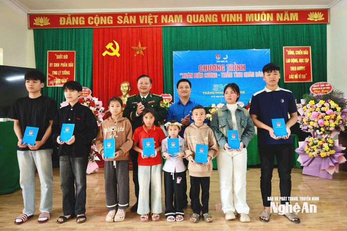 Tỉnh đoàn trao tặng quà cho 20 học sinh có hoàn cảnh khó khăn vươn lên học tốt tại Chương trình 'Xuân biên cương – Thắm tình quân dân'. Ảnh: Thanh Quỳnh