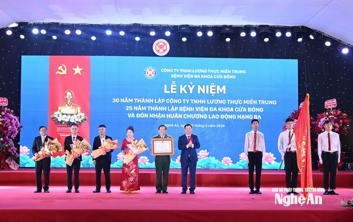 Bệnh viện Đa khoa Cửa Đông đón nhận Huân chương Lao động hạng Ba. Ảnh: Thành Cường