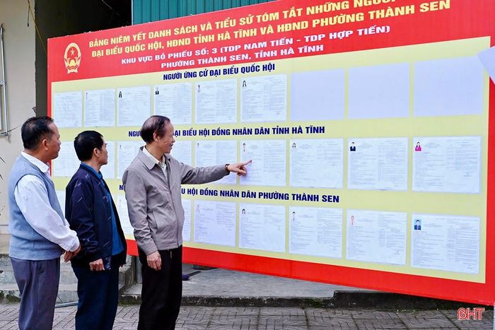 Danh sách ứng cử viên tại khu vực bỏ phiếu số 3 (phường Thành Sen) được bố trí ở vị trí dễ quan sát, có bảng hướng dẫn cụ thể.