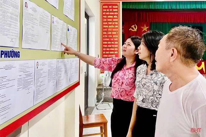 Cử tri tổ dân phố Bắc Hồng 9 và Bắc Hồng 3 (phường Bắc Hồng Lĩnh) theo dõi thông tin các ứng cử viên tại khu vực bỏ phiếu.
