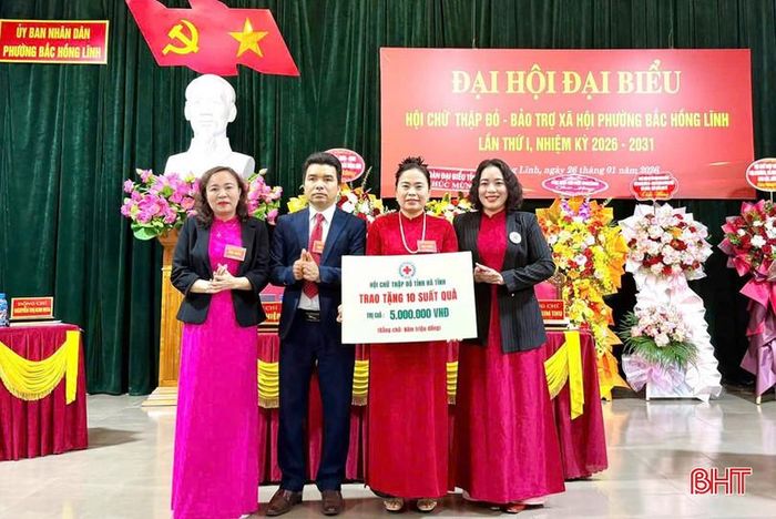 Hội Chữ thập đỏ tỉnh trao nhiều phần quà cho người dân có hoàn cảnh khó khăn tại các đại hội điểm.