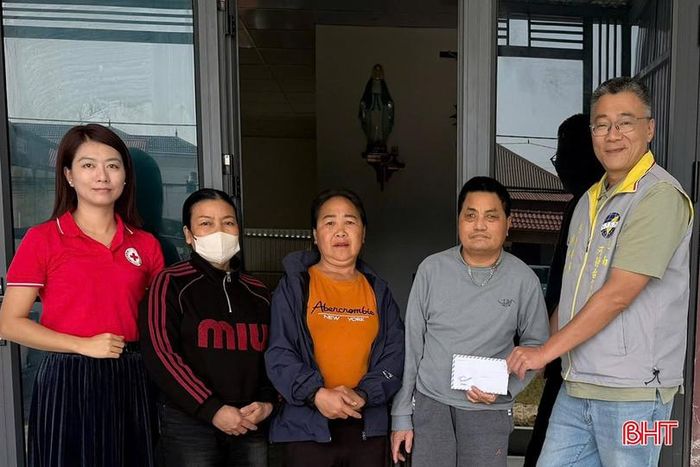 Hội CTĐ - BTXH xã Yên Hòa tặng quà cho người dân có hoàn cảnh khó khăn.