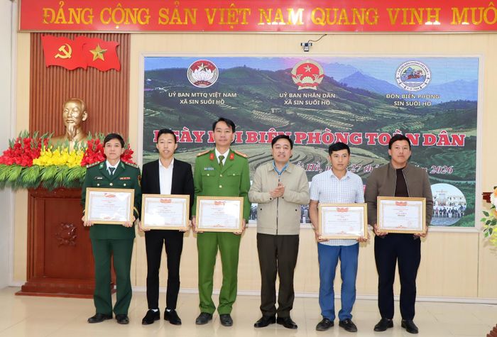 Thường trực Đảng ủy xã trao giấy khen cho các tập thể.