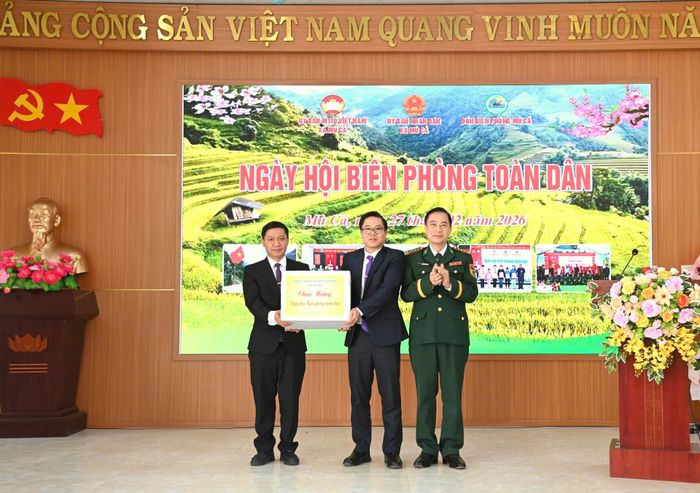 Đại tá Nguyễn Văn Hưng – Chính ủy Ban Chỉ huy BĐBP tỉnh tặng quà cho lãnh đạo UBND, Ủy ban MTTQ Việt Nam xã Mù Cả.