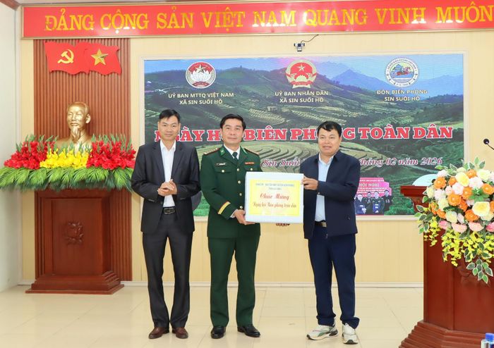 Đại tá Nguyễn Ngọc Ánh – Phó Chỉ huy trưởng kiêm Tham mưu trưởng Ban Chỉ huy BĐBP tỉnh tặng quà cho Thường trực Đảng ủy, Ủy ban MTTQ Việt Nam xã Sin Suối Hồ.