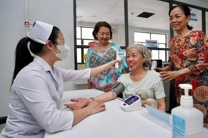 Người dân đến khám bệnh tại Trạm Y tế phường Xuân Hòa. Ảnh: Hoàng Hùng