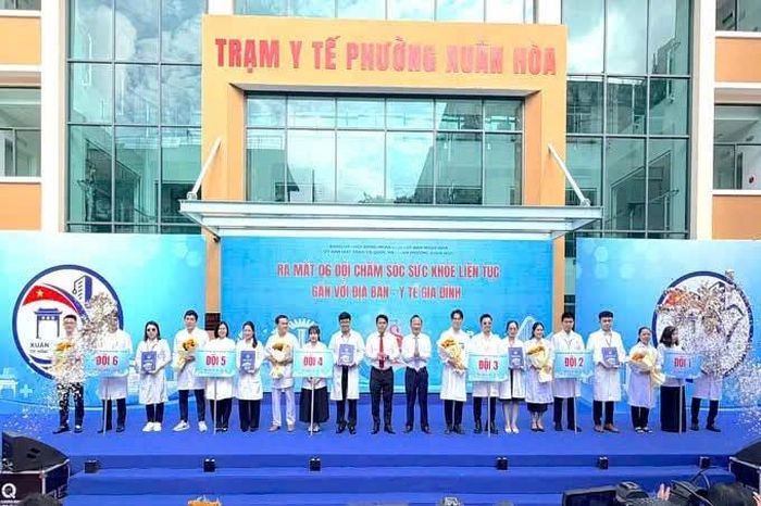 Lễ khánh thành trụ sở và ra mắt 6 đội chăm sóc sức khỏe người dân thuộc Trạm Y tế phường Xuân Hòa. Ảnh: Hoàng Hùng