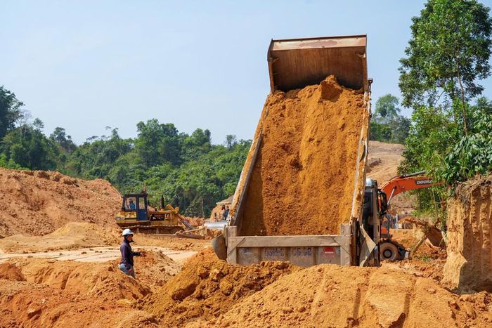 Xe máy múc, xe chở đất tại dự án trường nội trú biên giới Đà Nẵng.