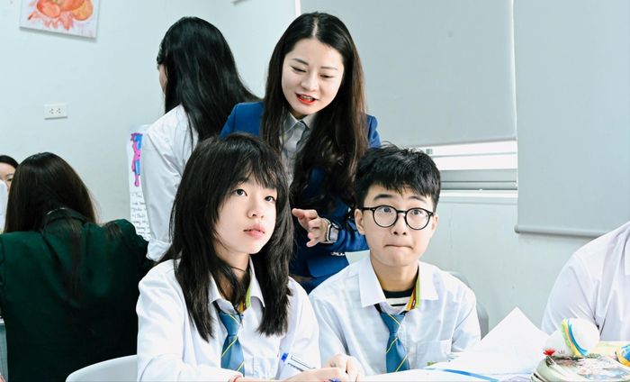 Ở góc nhìn của những người trực tiếp đứng lớp, đó còn là sự thay đổi nhịp làm việc, là cảm giác nhẹ vai sau nhiều năm quen với vòng quay thi đua và thanh tra dày đặc. Ảnh: NBK