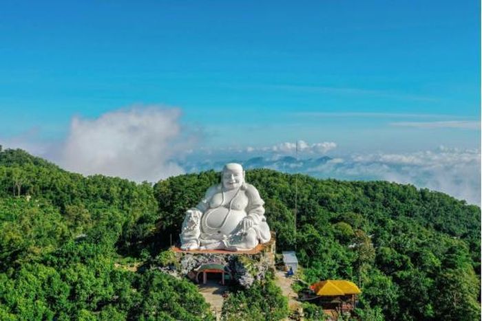 Ánh mắt hiền từ và khóe miệng mỉm cười hỷ xả là thông điệp về sự bao dung và lòng vị tha – những giá trị cốt lõi mà bất kỳ ai cũng tìm kiếm trong cuộc sống bộn bề.