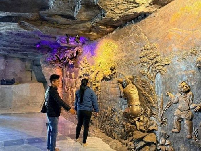 Du khách tham quan quần thể điêu khắc nơi mỗi đường chạm khắc kể một câu chuyện văn hóa – tâm linh đặc sắc.