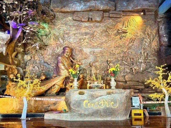 Điểm tựa của lòng thành kính phía dưới chân tượng là không gian hành lễ trang nghiêm