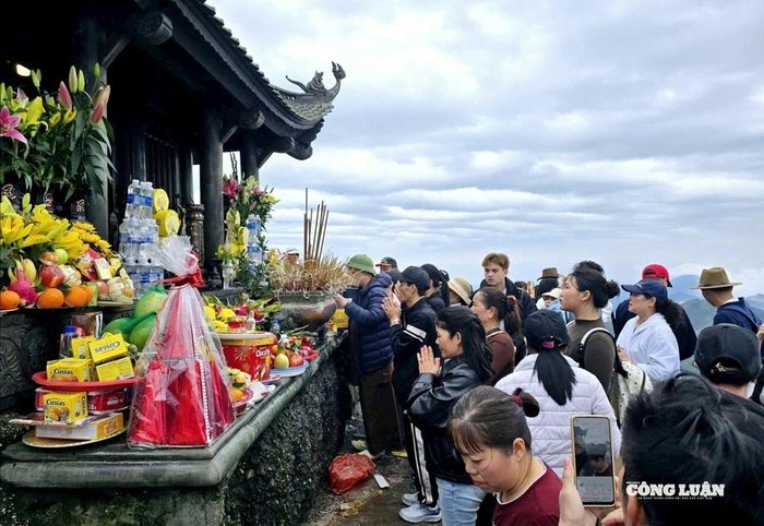 Du khách dâng hương tại chùa Đồng trong ngày khai hội Xuân Yên Tử 2026