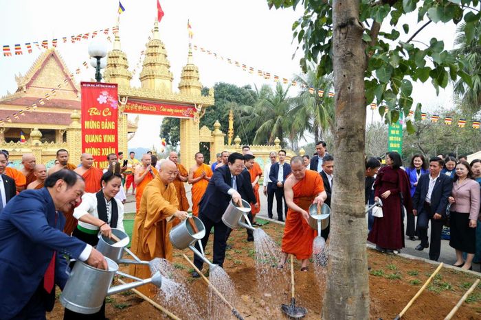 Phó Thủ tướng cùng các đại biểu trồng cây lưu niệm trước chùa Khmer tại Làng Văn hóa - Du lịch các dân tộc Việt Nam.