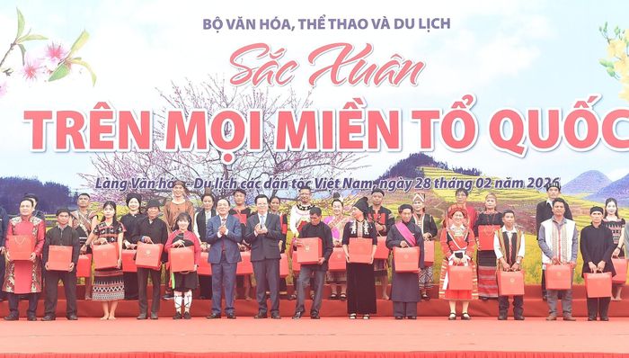 Phó Thủ tướng Mai Văn Chính và Bộ trưởng Bộ Văn hóa, Thể thao và Du lịch Nguyễn Văn Hùng tặng quà đại diện đồng bào các dân tộc nhân dịp năm mới.