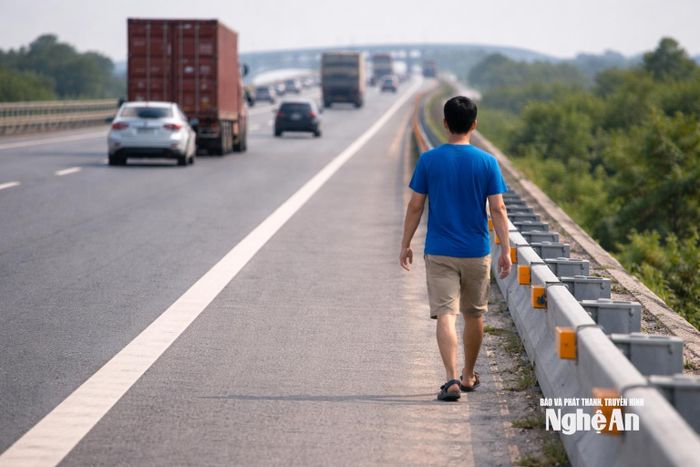 Người đi bộ không được phép đi vào đường cao tốc, trừ trường hợp thực hiện nhiệm vụ quản lý, bảo trì tuyến đường. Ảnh: P.L