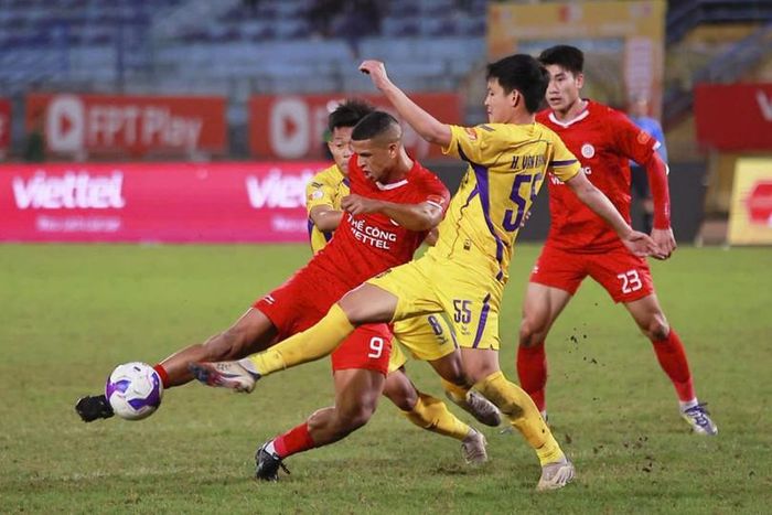  Những cầu thủ trẻ của Sông Lam Nghệ An khiến ứng cử viên vô địch Thể Công - Viettel đại bại ngay trên sân nhà. Ảnh: VPF. 