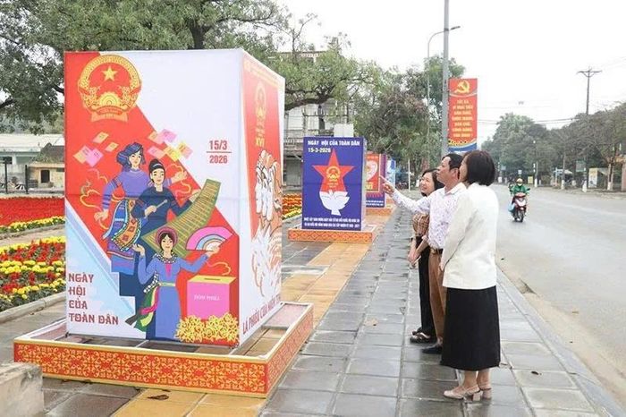 Các cụm pa-nô, tuyên truyền, cổ động trực quan về ngày hội toàn dân được lắp đặt trang trọng, nổi bật trên các tuyến phố của phường Bỉm Sơn.
