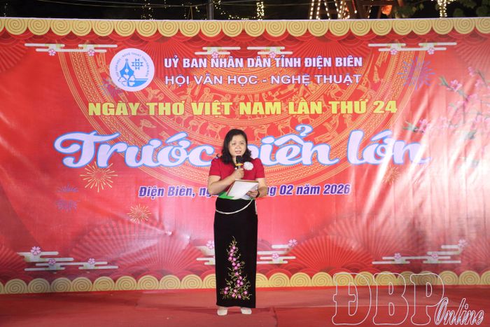 Tác giả đoạt giải Nhất Cuộc thi sáng tác thơ “Xuân Điện Biên” ngâm thơ tác phẩm tại chương trình.