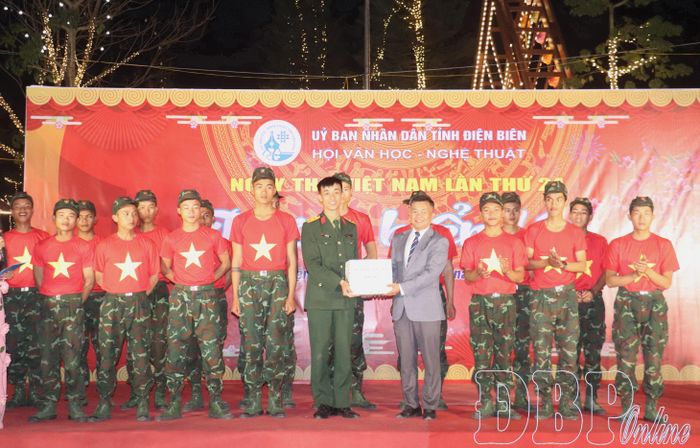 Ban Tổ chức trao tặng ấn phẩm cho Trung đoàn 82, Sư đoàn 355 (Quân khu 2).