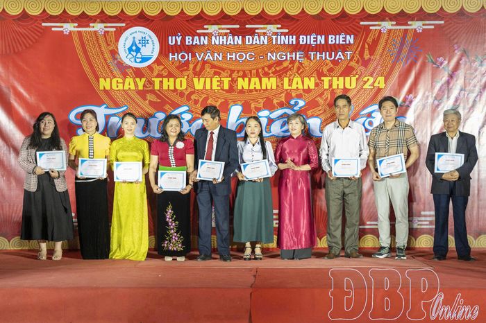 Ban Tổ chức trao giải cho các tác giả đoạt giải Cuộc thi sáng tác thơ “Xuân Điện Biên”.