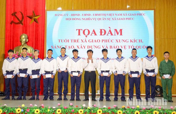 Lãnh đạo xã tặng quà động viên thanh niên lên đường nhập ngũ. Ảnh: Văn Huỳnh