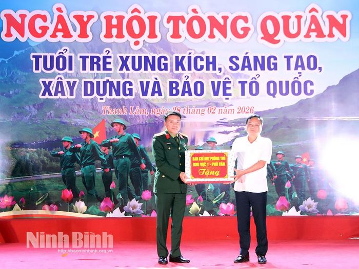 Lãnh đạo Ban Chỉ huy Phòng thủ Khu vực 1 - Phù Vân tặng quà cấp ủy, chính quyền địa phương. Ảnh: Trần Ích