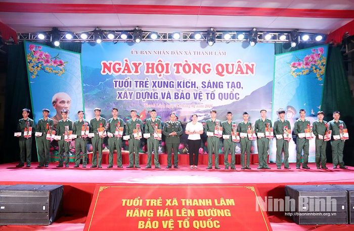 Các ban, ngành, đoàn thể xã Thanh Lâm tặng quà cho các tân binh trước khi lên đường nhập ngũ. Ảnh: Trần Ích