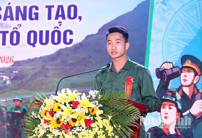 Đại diện tân binh lên đường nhập ngũ hứa quyết tâm. Ảnh: Trần Ích