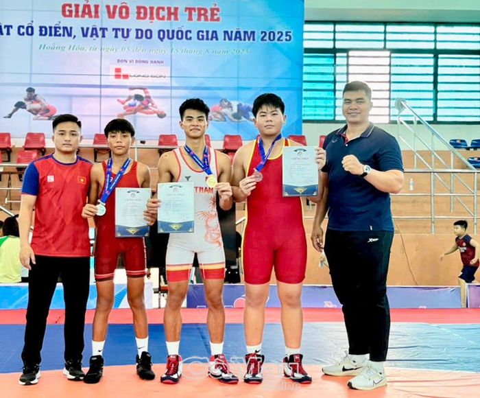 Huấn luyện viên Nguyễn Chí Thế và học trò đạt thành tích cao tại giải Vô địch trẻ vật cổ điển, vật tự do quốc gia năm 2025. (Ảnh nhân vật cung cấp)