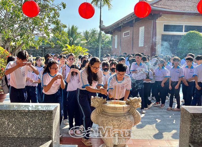 Các em học sinh dâng hương tưởng nhớ và tri ân nhạc sĩ Cao Văn Lầu.