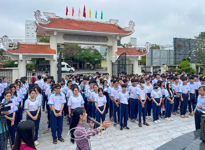 Học sinh Trường THPT Hiệp Thành nghe thuyết minh về Khu lưu niệm Nghệ thuật đờn ca tài tử Nam bộ và nhạc sĩ Cao Văn Lầu.