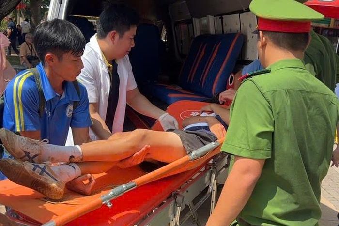  Du khách gặp nạn được sơ cứu, đưa xuống chân núi an toàn. Ảnh: BQL. 