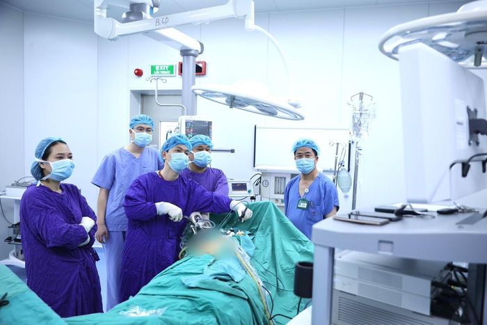 Ê- kíp thực hiện phẫu thuật nội soi thoát vị bẹn nghẹt - Ảnh BVCC