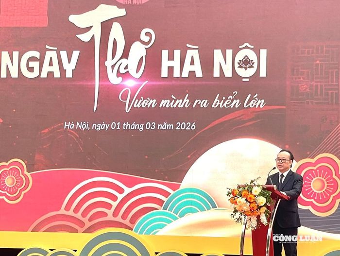 Nhà thơ Trần Gia Thái, Chủ tịch Hội Nhà văn Hà Nội phát biểu khai mạc “Ngày thơ Hà Nội”.