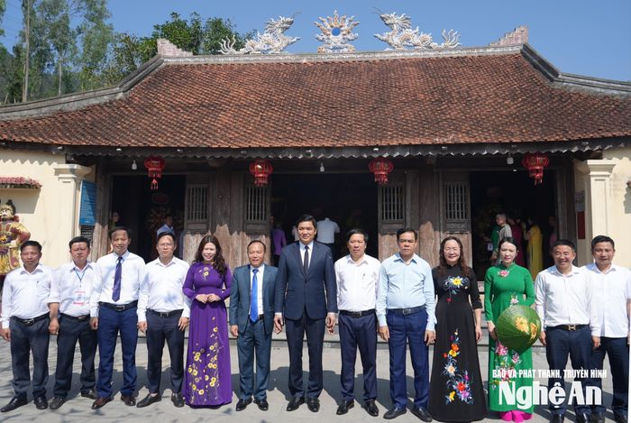Các đồng chí lãnh đạo tỉnh, sở, ngành, địa phương chụp ảnh lưu niệm. Ảnh: Trần Khánh
