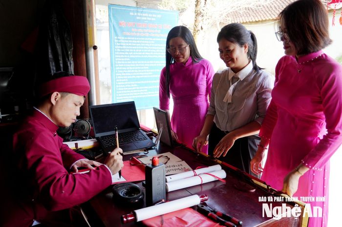 "Cho chữ đầu năm" cũng là một hoạt động tại Lễ hội. Ảnh: Mỹ Hà