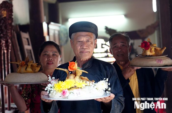 Trong khuôn khổ lễ hội, 19 xóm trên địa bàn xã Vạn An đã tham gia cuộc thi cỗ xôi gà đẹp. Ảnh: Mỹ Hà