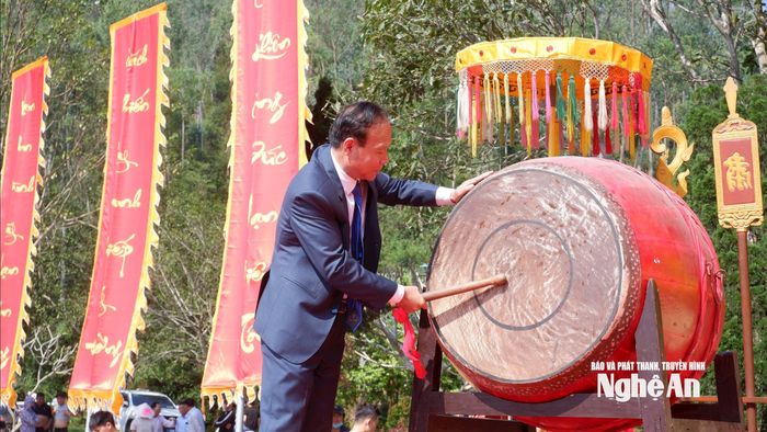 Đồng chí Vương Hồng Thái - Chủ tịch UBND xã Vạn An đánh trống khai hội. Ảnh: Hồng Sương