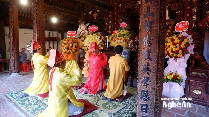 Các phần lễ được tổ chức tại Lễ hội Đền vua Mai gồm lễ khai quang, lễ yết cáo, lễ rước nước, lễ rước thần, lễ đại tế. Ảnh: Hồng Sương