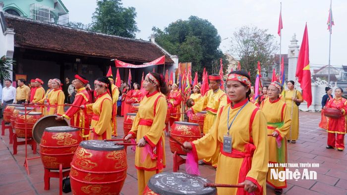 Màn đánh trống hội tại lễ rước nước Lễ hội Đền vua Mai. Ảnh: Hồng Sương