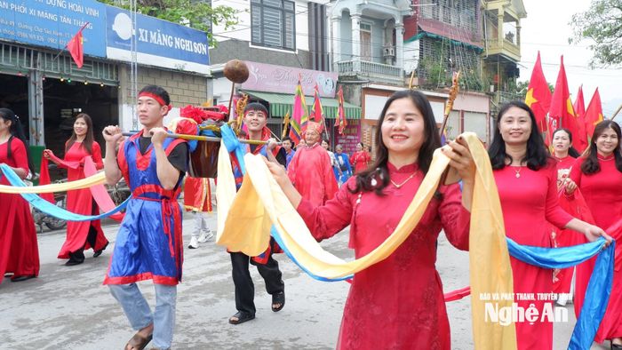 Người dân xã Vạn An tham gia Lễ hội Đền vua Mai. Ảnh: Hồng Sương