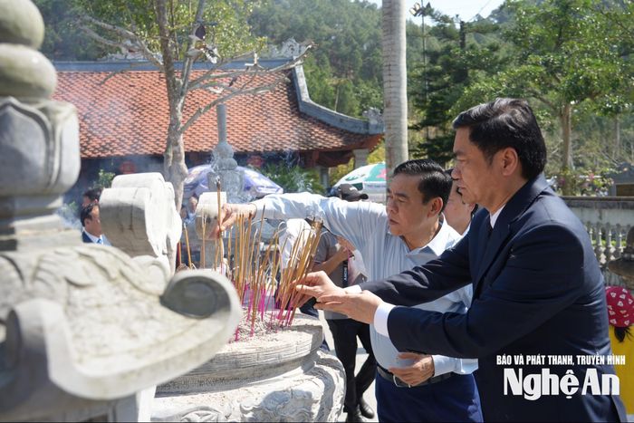 Ngay sau lễ khai mạc, các đồng chí lãnh đạo tỉnh đã thắp hương tại khu lăng mộ Vua Mai. Ảnh: Mỹ Hà