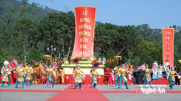 Chương trình biểu diễn nghệ thuật tại lễ khai mạc. Ảnh: Hồng Sương