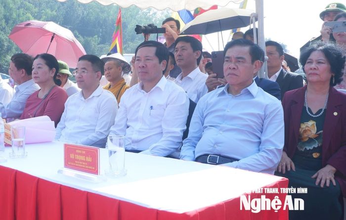 Đồng chí Võ Trọng Hải - Phó Bí thư Tỉnh ủy, Chủ tịch UBND tỉnh và các đại biểu dự lễ khai mạc. Ảnh: Hồng Sương