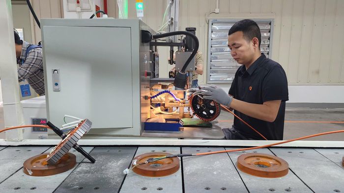 Các công đoạn lắp ráp xe máy điện bên trong nhà máy YADEA Bắc Ninh.
