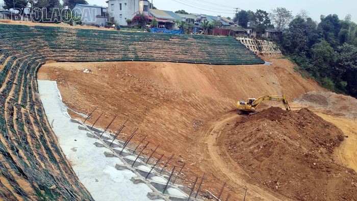 Công trình kè kiên cố, vững chắc.