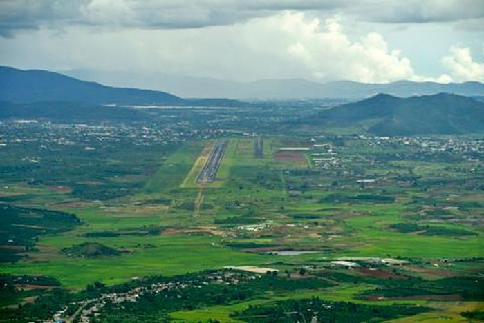 Toàn cảnh đường băng của Cảng hàng không quốc tế Liên Khương
