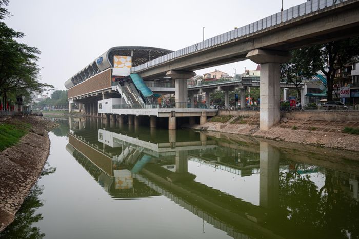  Sở Xây dựng cho rằng phương án hầm có một số bất cập như bị ảnh hưởng bởi hệ thống trụ cầu đường sắt Cát Linh - Hà Đông, không bảo đảm không gian kỹ thuật để bố trí hầm 4 làn xe, có nguy cơ tác động đến chùa miếu và các công trình dân cư lân cận. Hình ảnh tại nhà ga tuyến đường sắt trên cao Cát Linh - Hà Đông trên đường Láng. 