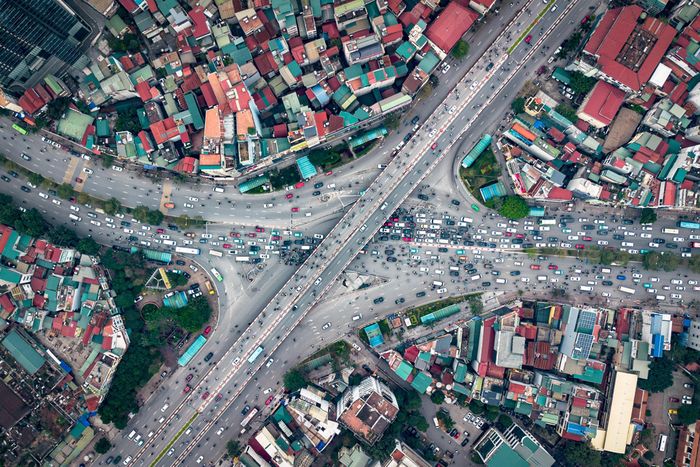  Hình ảnh trên cao tại Ngã Tư Sở vào khung giờ cao điểm. Đối với phương án 1 là xây cầu cạn thì tim cầu trùng với tim đường dưới thấp theo quy hoạch, mặt cắt ngang 53,5 m cho đường dưới thấp và 19 m cho trên cao. Phương án được đánh giá có nhiều ưu điểm như đồng bộ mặt cắt quy hoạch đoạn Vĩnh Tuy - Ngã Tư Sở, kết nối lên xuống thuận lợi tại các nút giao, không ảnh hưởng đến giao thông trên tuyến trong quá trình thi công. 